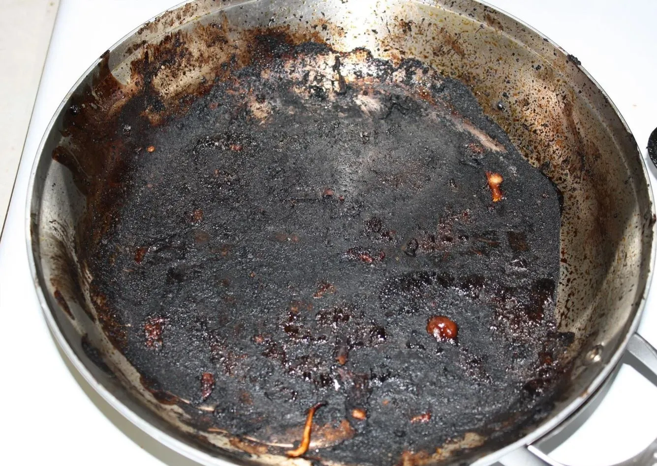 Discover Nana’s Simple Hack for Cleaning Burnt Pots and Pans