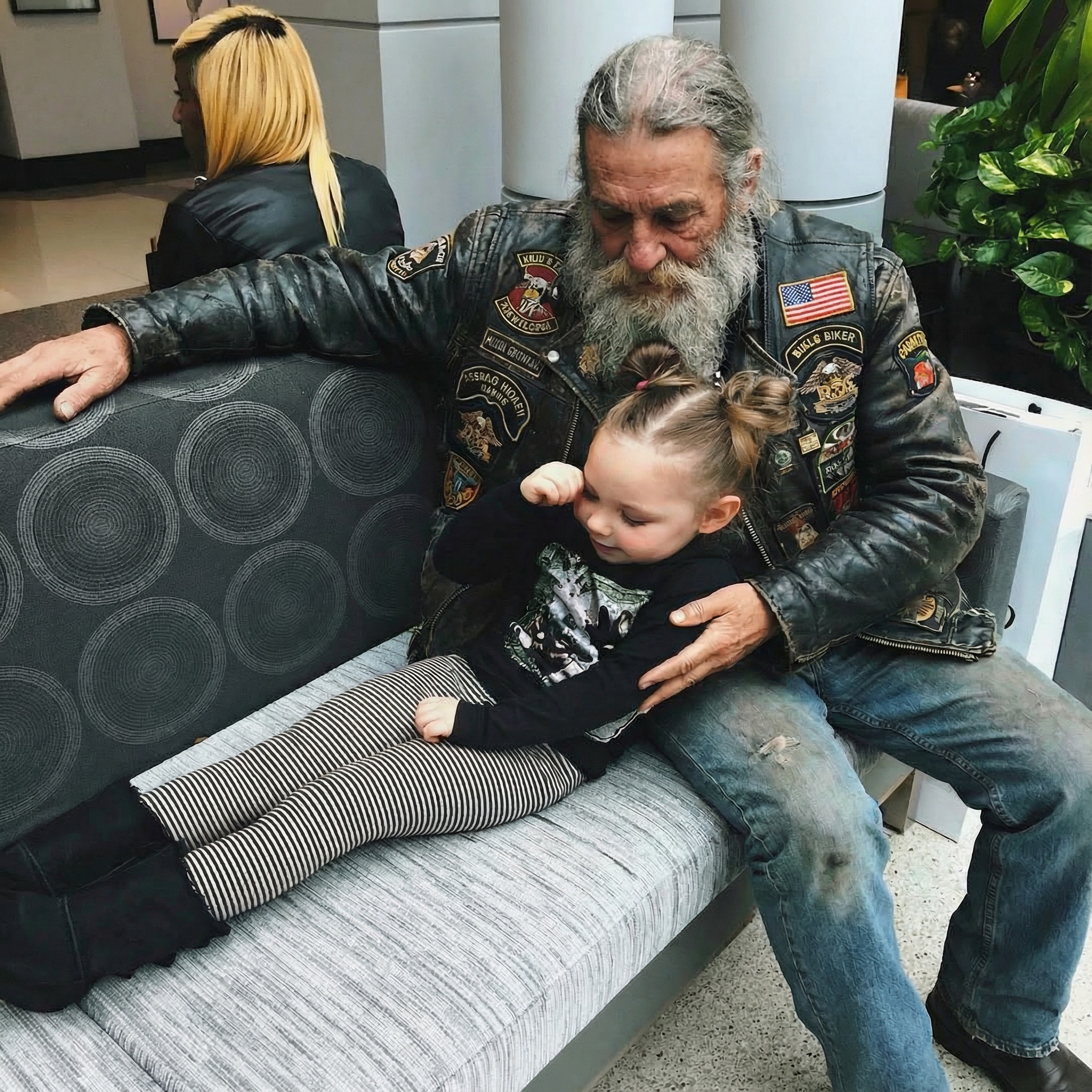 A Little Girl’s Shocking Moment With a Stranger on a Motorcycle